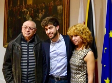 Niels Vandeweyer legt eed af in het bijzijn van zijn ouders